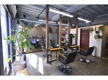 ヴースヘアデザイン(vou's hair design)の雰囲気(大きな窓から光がたっぷりと入る明るい店内/善行/善行美容室)