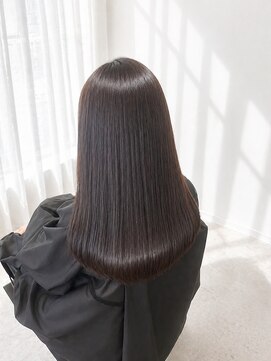 カットカットカットヴェンティ(Cut!Cut!Cut!VENTI) うねりを抑える艶ストレートロング