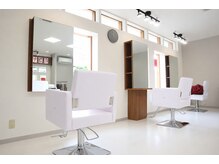 デザインヘアー ピアジェ 橿原店(DESIGN HAIR PIAGET)の雰囲気（店内は白を基調とした清潔感のあるデザインとなっています♪）