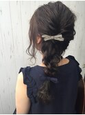 無造作なウェーブが可愛い編み込みダウンアレンジ