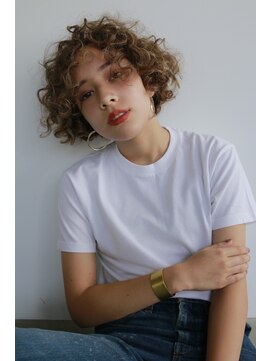 ナヌーク シブヤ(nanuk shibuya) 外国人の少年みたいなカーリーヘア