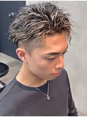 ホワイトメッシュハイライトツイスパツイストツーブロック短髪