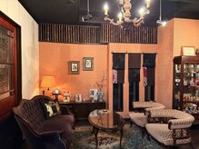 和の雰囲気漂う落ち着きあるサロン。