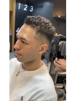 フランクスバーバー アンド ビアークラブ(FRANK'S BARBER and BEER CLUB)&nbsp;フェードカット癖毛風パーマ