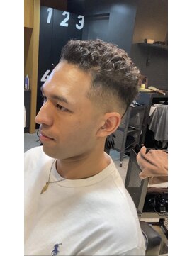 フランクスバーバー アンド ビアークラブ(FRANK'S BARBER and BEER CLUB) フェードカット癖毛風パーマ