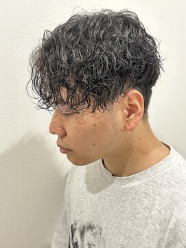 ヒュイル バイ ニアウ(Hwyl by Niau) メンズマッシュパーマ波巻きスパイラルパーマニュアンスパーマ