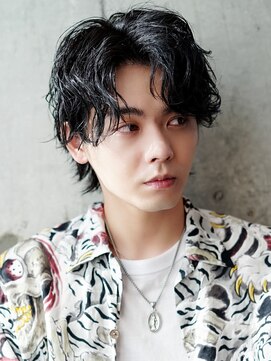 ライラ(Lyla) チリつかない！ツイストスパイラルパーマ×センターパートウルフ