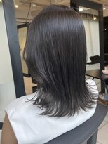 アクアオモテサンドウ(ACQUA omotesando)&nbsp;△オリーブグレージュ艶カラー外ハネロブヘアミディアムヘア