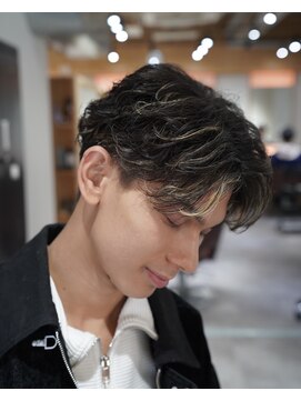 クオル 立川(QOL) ハイライトフェザー 毛流れ センターパート メッシュキャップ