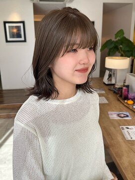 ビーチ(BEACH) ブリーチなし透明感オリーブベージュくびれミディアムヘア