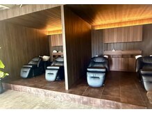 ネス(ness)の雰囲気（木目調の落ち着いたスペース☆フルフラットのシャンプー台☆）