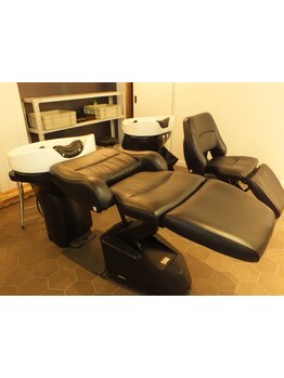 【少人数×広々空間】大型サロンにはない,落ち着いた雰囲気と広々とした空間でお客様をお出迎えします*