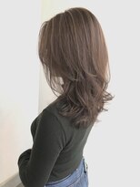 ジュエ ヘアー デザイン(Jue hair design) グレージュカラーの入ったソフトレイヤースタイル