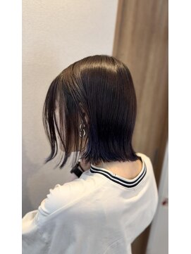 スケール(SCALE) タイトライン×ブルーアクセントボブ