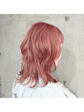 マノン(manon) パッツンラインをポイントにトップレイヤースタイル