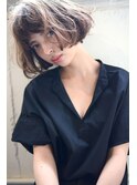 ボブにパーマをかけて無造作なスタイリング。お洒落な雰囲気が◎