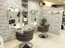 ヘアーズ ベリー 伏見桃山店(hairs BERRY)の雰囲気（床、壁を白基調にして全体的に明るく！）