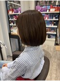 あごラインのオリーブブラウン切りっぱなしボブスタイル
