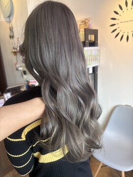 サヤ(Saya) 透明感のあるグレージュカラー