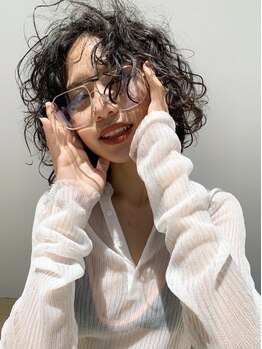 透明感のある柔らかい質感と抜け感。シンプル×ナチュラルな中にも、さりげなく旬なデザインをプラス★