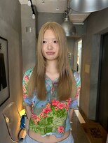 ジーナ(XENA) 柔らかブロンドヘア デザインカラー