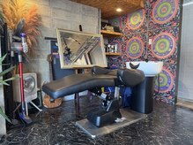 シャンプー台は首や腰が疲れないリラックスできるフルフラット