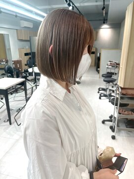 エル 北千住(elu) 前下がりボブ_カーキグレージュフェザーバング