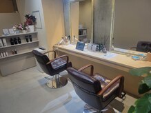 落ち着いた雰囲気のナチュラルな店内です☆