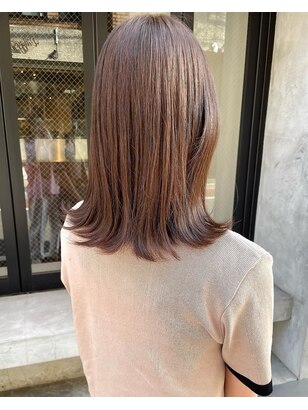 分厚いブロンドのハイライトが付いたチョコレートブラウンの髪