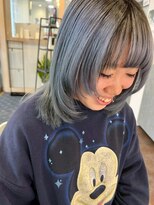 ベルフェミンキルン(Belle femin kilun) ブルーグレー レイヤー ブリーチ ウルフカット 顔周りカット