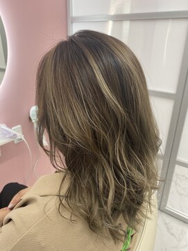 ビンナ(BINNA) オリーブベージュのバレイヤージュ【浅草駅】