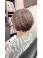 オト(oto)&nbsp;ハイライトで自然な白髪ぼかし　大人のための白髪染め　ボブ