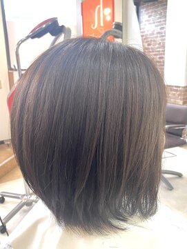 カットハウス はさみの部屋 大人女性/ショートボブ/レイヤー/シアーベージュ/前髪あり