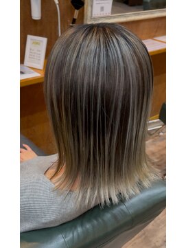 ミディアムヘアブリーチバレイヤージュカラー