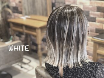 ホワイト 伊勢崎(WHITE)の写真/暗くなりがちな白髪染めに飽きてきたあなたにおススメ♪ハイライトでの白髪ぼかしでトレンドのスタイルに！