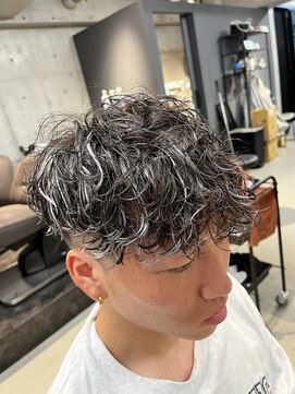 リベルテ グリット(Liberte Grit) 10代20代ホワイトメッシュフェードスパイラルパーマツーブロック