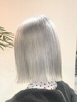 ヘルム(Helm)&nbsp;ホワイトシルバー[名駅/透明感カラー/Wカラー/ハイライト]