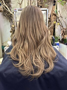 フッタ(Futta) ロングヘアスタイル【ブリーチカラー】【カット】【西武新宿駅】