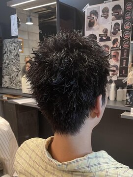 フランクスバーバー アンド ビアークラブ(FRANK'S BARBER and BEER CLUB) 刈り上げセンターパート/フェザーパーマ/サーフカール/有楽町