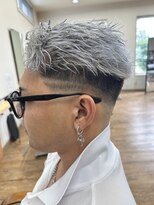 ヘアースタジオ シーオーイー(hair studio C-O-E)&nbsp;男らしいシルバー×フェードスタイル