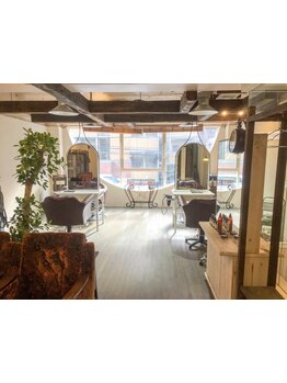 【2席/少人数のプライベート空間】周りを気にすることなく施術を受けられ、髪のお悩みを相談しやすい◎