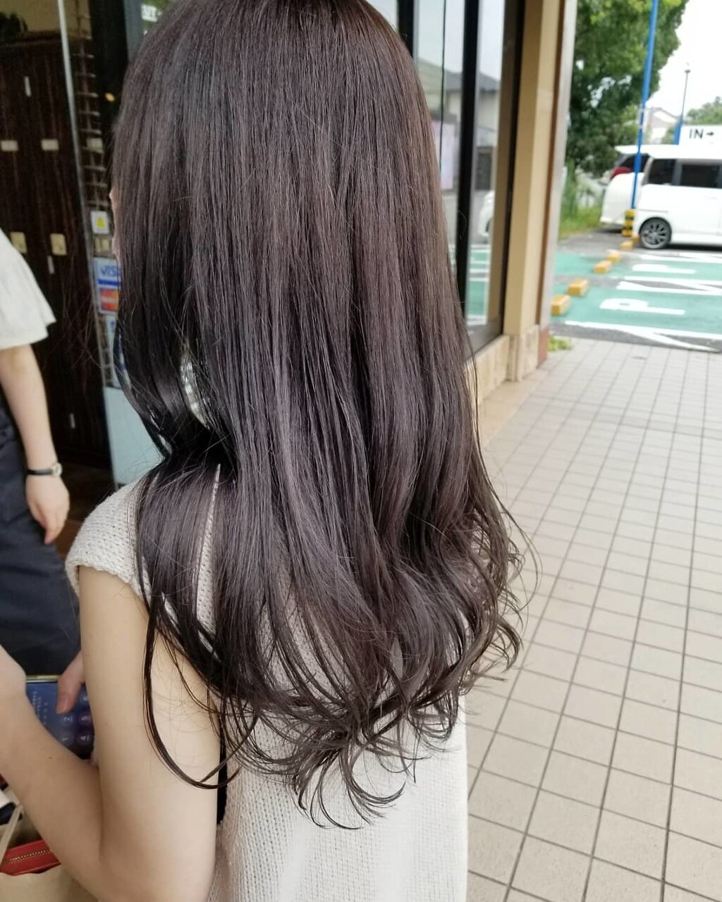 グレージュカラーでぱっつん前髪×さらさらロングヘア：L133594724