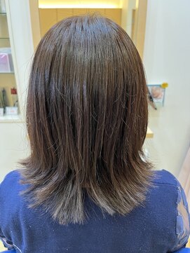 ヘアースタジオフォルム ミディアムレイヤー外ハネ