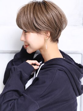クラッチ 博多(CLUTCH) 大人可愛い小顔ツヤ髪くびれショート横顔美人前髪ありA1