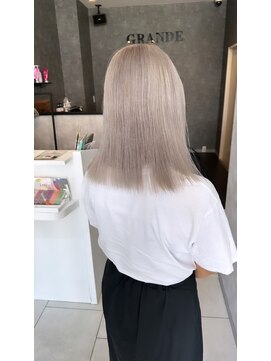グランデ リー(GRANDE ly) ホワイトシルバーカラー