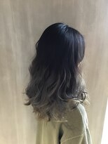 チル(Chill)&nbsp;【Chill 】ケアブリーチでシルバー系グラデーション