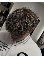 イーラ アメ村店(era)&nbsp;バロックパーマ　ツイストスパイラル眉カットメンズパーマ
