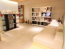 アスタ アヴェダ ASTA AVEDA 武蔵村山店の雰囲気（こちらは待合スペース）