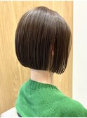 切りっぱなしボブ前下がりボブミルクティーアッシュ縮毛矯正