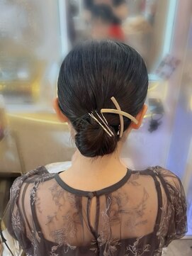 アトリエビューティーアミュ(atelier beauty AmU) 結婚式 二次会 お呼ばれ アップスタイル×ゴールドアクセサリー